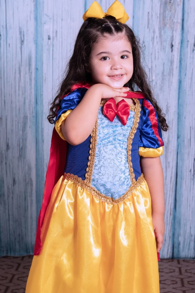 Ensaio fotográfico temático infantil Branca de Neve em estúdio fotográfico em Goiânia