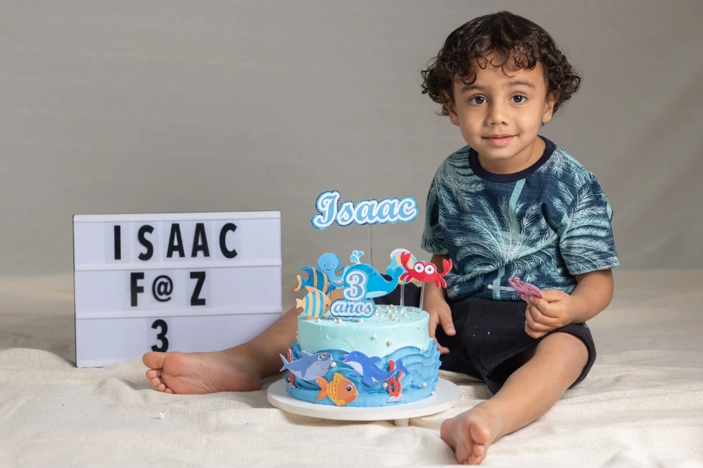Ensaio fotográfico Smash the Cake infantil de 3 anos em estúdio em Goiânia