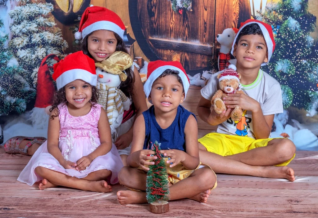 Ensaio fotográfico temático de Natal com irmãos no estúdio em Goiânia